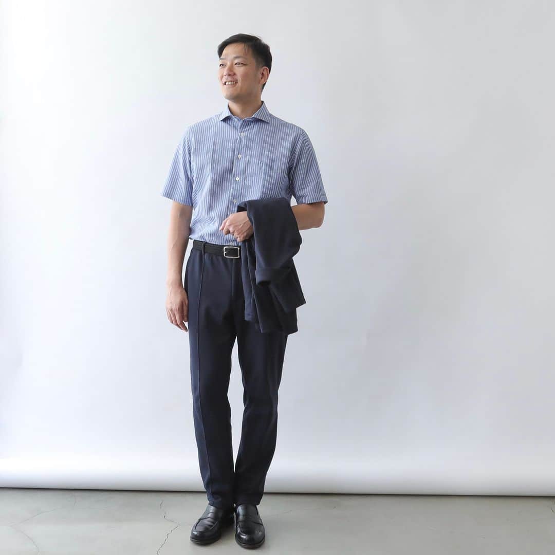 Factelier(ファクトリエ)さんのインスタグラム写真 - (Factelier(ファクトリエ)Instagram)「【NEW】和紙がもたらす驚異の涼しさ。清涼・軽量・消臭・速乾！オンオフ使える夏の半袖シャツ . 日本人にはなじみの深い「和紙」を100％使用した、驚くほど涼しい半袖シャツです。 汗をかいても肌にくっ付かず、シャリ感のある夏に最適な1枚です。 . ＜特徴＞ ■高級感と実用性を両立させた ネイビー、オフホワイト、サックス、ブルーストライプの4色展開。（サイズによって完売のカラーも） . どのカラーも「休日のオシャレ着」として、「クールビズの清涼半袖シャツ」としても使える、コスパ抜群のシャツに仕上がっています。 . . ＜特徴まとめ＞ ①清涼・軽量・消臭・速乾！ ～宇宙飛行士の船内服にも採用。和紙の魅力とは～ . ②季節感を取り入れた紳士に。 ～適度な“シワ”が夏らしい～ . ③羽織るだけで小洒落た雰囲気に。 ～袖丈と着丈の絶妙なバランス～ . ④クールビズにも使えてコスパ抜群。 ～品のある襟周り～ . ⑤カジュアルになりすぎない上品さ。 ～高級感ある「貝ボタン」～ . . ▼和紙クールドライシャツ color：ネイビー、オフホワイト、ブルーストライプ、サックス size：S/M/L/LL price：¥ 14,300 . . ---------- 語れるもので日々を豊かに . ファクトリエはメイドインジャパンの 工場直結ファッションブランドです。 職人の情熱と最高の技術がつまった、人に語りたくなるものを長く大切に使ってもらいたい、そんな想いと共に語れる本物をお届けします。 . ▽公式サイトはプロフィールのURLから @factelier  #ファクトリエ #factelier #荻田縫製研究所 #メイドインジャパン #日本製 #ベーシック #良いものを長く #クラフトマンシップ #語れるもので日々を豊かに  #和紙 #和紙素材 #和紙生地 #和紙生地シャツ #和紙シャツ #半袖シャツ #半袖シャツメンズ #クールビズ #クールビズシャツ」5月18日 13時53分 - factelier