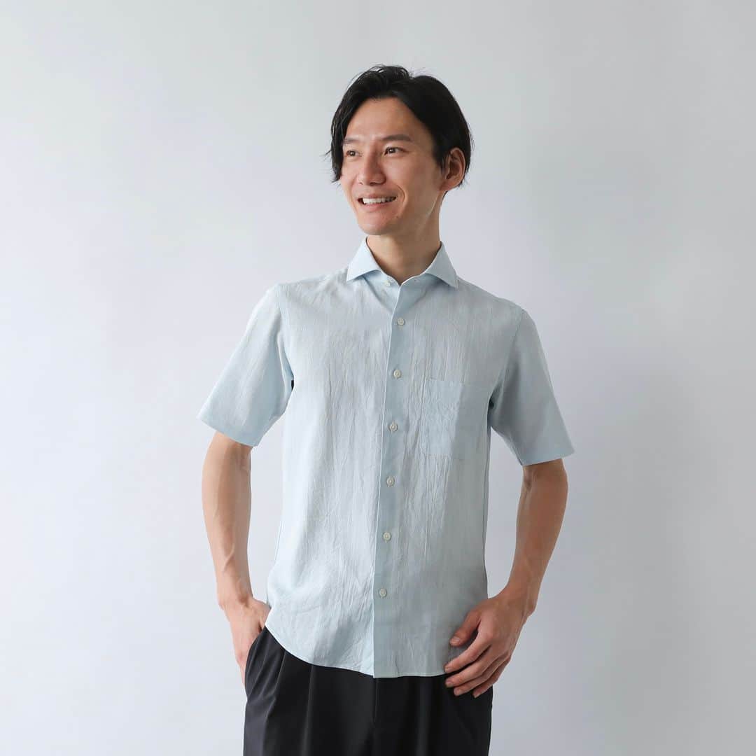 Factelier(ファクトリエ)さんのインスタグラム写真 - (Factelier(ファクトリエ)Instagram)「【NEW】和紙がもたらす驚異の涼しさ。清涼・軽量・消臭・速乾！オンオフ使える夏の半袖シャツ . 日本人にはなじみの深い「和紙」を100％使用した、驚くほど涼しい半袖シャツです。 汗をかいても肌にくっ付かず、シャリ感のある夏に最適な1枚です。 . ＜特徴＞ ■高級感と実用性を両立させた ネイビー、オフホワイト、サックス、ブルーストライプの4色展開。（サイズによって完売のカラーも） . どのカラーも「休日のオシャレ着」として、「クールビズの清涼半袖シャツ」としても使える、コスパ抜群のシャツに仕上がっています。 . . ＜特徴まとめ＞ ①清涼・軽量・消臭・速乾！ ～宇宙飛行士の船内服にも採用。和紙の魅力とは～ . ②季節感を取り入れた紳士に。 ～適度な“シワ”が夏らしい～ . ③羽織るだけで小洒落た雰囲気に。 ～袖丈と着丈の絶妙なバランス～ . ④クールビズにも使えてコスパ抜群。 ～品のある襟周り～ . ⑤カジュアルになりすぎない上品さ。 ～高級感ある「貝ボタン」～ . . ▼和紙クールドライシャツ color：ネイビー、オフホワイト、ブルーストライプ、サックス size：S/M/L/LL price：¥ 14,300 . . ---------- 語れるもので日々を豊かに . ファクトリエはメイドインジャパンの 工場直結ファッションブランドです。 職人の情熱と最高の技術がつまった、人に語りたくなるものを長く大切に使ってもらいたい、そんな想いと共に語れる本物をお届けします。 . ▽公式サイトはプロフィールのURLから @factelier  #ファクトリエ #factelier #荻田縫製研究所 #メイドインジャパン #日本製 #ベーシック #良いものを長く #クラフトマンシップ #語れるもので日々を豊かに  #和紙 #和紙素材 #和紙生地 #和紙生地シャツ #和紙シャツ #半袖シャツ #半袖シャツメンズ #クールビズ #クールビズシャツ」5月18日 13時53分 - factelier