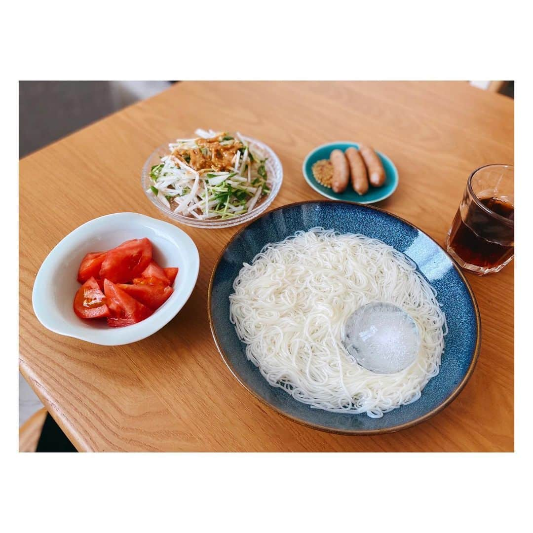 森夏美のインスタグラム：「.  あまりの暑さに、、  そうめん、はじめました🎐  扇風機はほこり掃除をしてスタンバイ。 お布団もひんやりするタイプのものにチェンジしました。  屋内にいてもこまめな水分補給 心がけて過ごしましょう〜🌿  #夏支度 #そうめん #ひと束あっという間🥺 #東海テレビ #アナウンサー #森夏美」