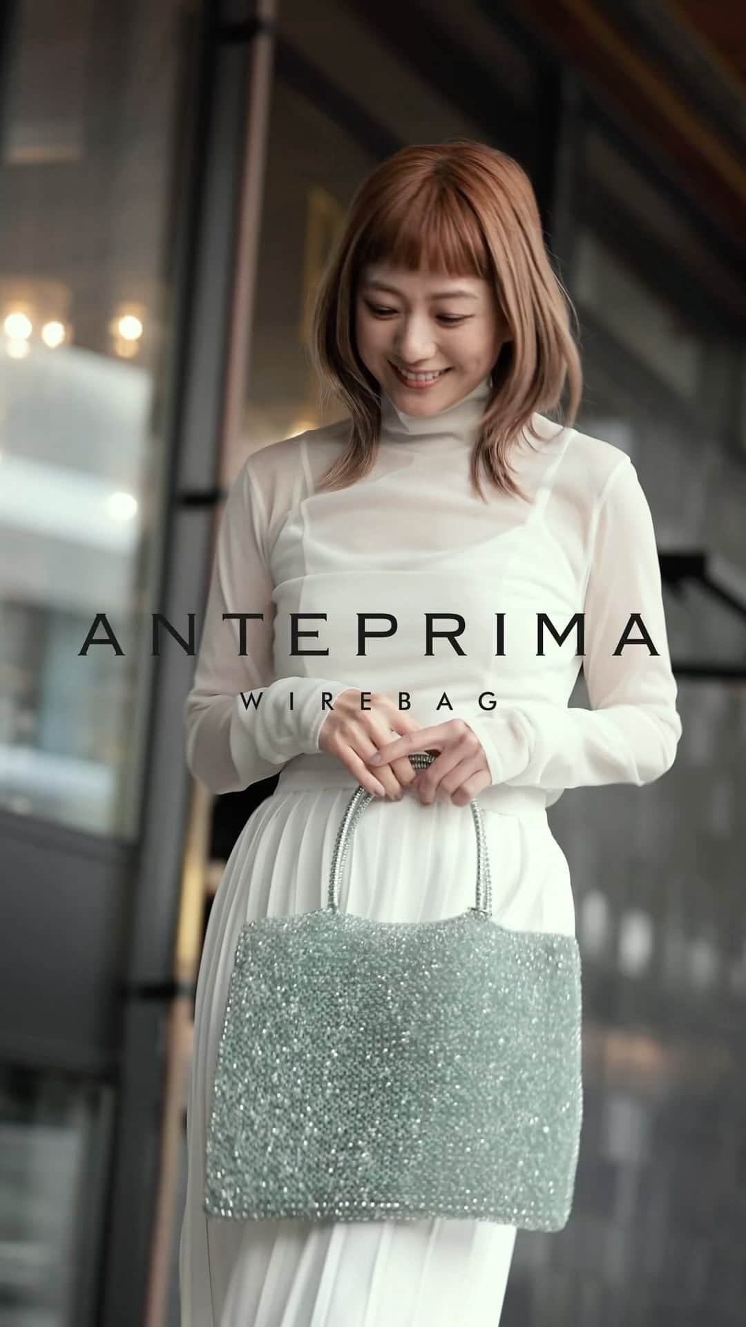 伊藤千晃のインスタグラム：「久々にモデルのお仕事させていただきました☺️ ⁡ @anteprima_japan  上品なカラーのキラキラバッグがスタイリングを華やかにしてくれるよ😍✨ 種類も豊富だから、 みんなの好みを探してみてね❣️ ⁡ #anteprima #anteprimawirebag #wirebag #アンテプリマ #ワイヤーバッグ」