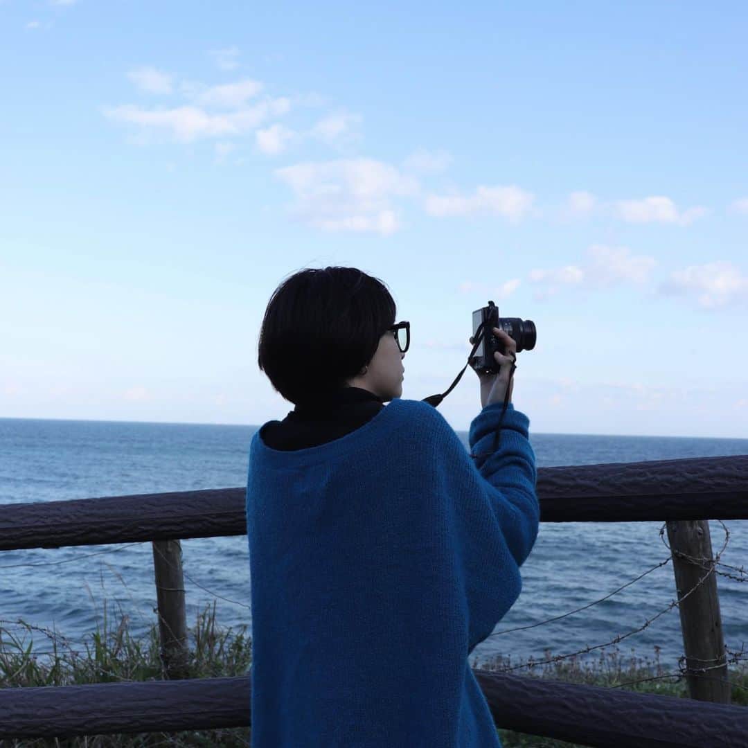 坂本澪香さんのインスタグラム写真 - (坂本澪香Instagram)「この青いカーディガン妹に借りたのだけど、今は巡り巡って母が着ているらしい。青系が好き。」5月18日 13時48分 - mxshiroxsocka_s1278