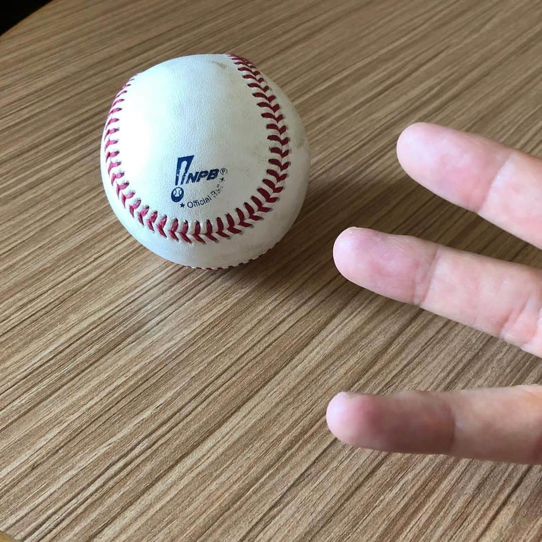 和田毅さんのインスタグラム写真 - (和田毅Instagram)「⚾️ 幼少期は夏休みか冬休みには山形に帰って、親戚の子たちと遊んだり、昨年亡くなった祖父にお風呂に入れてもらうのが楽しみでした。 みんな入れてもらいたくて子どもたちみんな並ぶっていう😆 思い出の詰まった地で勝ち取ることができた3勝目。 野球が大好きだった祖父もきっと喜んでくれていると思います。 #山形きらやかスタジアム  #母親の実家は鶴岡市です #実は鶴岡の病院で産まれました #祖母も親戚の方々も #喜んでくれたかな #ウィニングボールは #祖父と祖母に送りたいと思います」5月18日 13時57分 - tsuyoshiwada.21