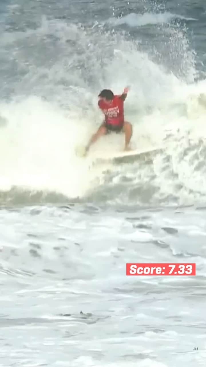 世界プロサーフィン連盟（WSL）のインスタグラム：「2 minutes on the clock appears plenty of time for @imaikalani_devault as he moves up from fourth and on to the Round of 32 💪  Watch the @gwmaustralia #SydneySurfPro live on worldsurfleague.com.  @originalbonsoy @destination_nsw」