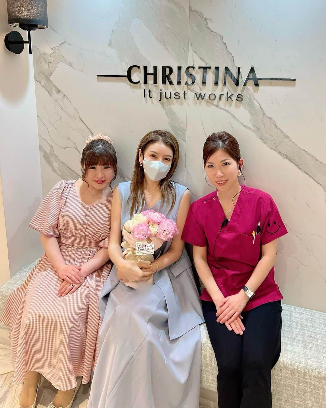 美香さんのインスタグラム写真 - (美香Instagram)「今日は @christinaginza に行ってきました！  今日は水光の予定でしたが、カウンセリングをしていただいたところ今の私にはウーバーピールが良いかもとのこと（先週ニキビが出来てしまい、赤みが残っていたの。そんな時はウーバーピールがいいそうです） 明日は撮影もないし、土日もオフなのでウーバーピールを受けてきました✨（ちょっと顔が赤くなりますが一日で落ち着くそうです。私は肌が強い？のかあまり赤くならなかったよ☺️） しっかりお肌を見て相談にのってもらえるのが心強くて、かれこれ５年ぐらい通っているクリニックです☺️  大好きな松島先生とカウンセラーのともかちゃんと💖💖💖 素敵なお花 ありがとうございました💐✨」5月18日 14時00分 - mikaofficial99