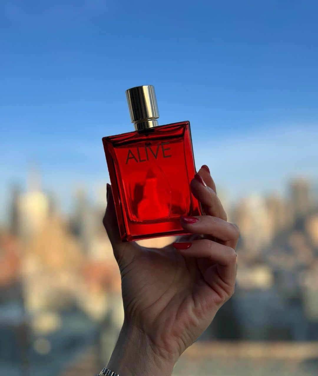 カティンカ・ホッスーさんのインスタグラム写真 - (カティンカ・ホッスーInstagram)「#reklám Big cities make me feel ALIVE. Az új BOSS Alive Parfum a nőiesség és az elszántság tökéletes egyensúlyát árasztja, pont ahogy én szeretem 😊 Merész borostyán-fás-virágos kompozíció, amely a jázmin, a bőr és a vetiver jegyeit ötvözi, pozitív energiát és megerősített nőiességet sugározva. @douglasmagyarorszag #BOSSAlive #newfragrance」5月19日 0時51分 - hosszukatinka