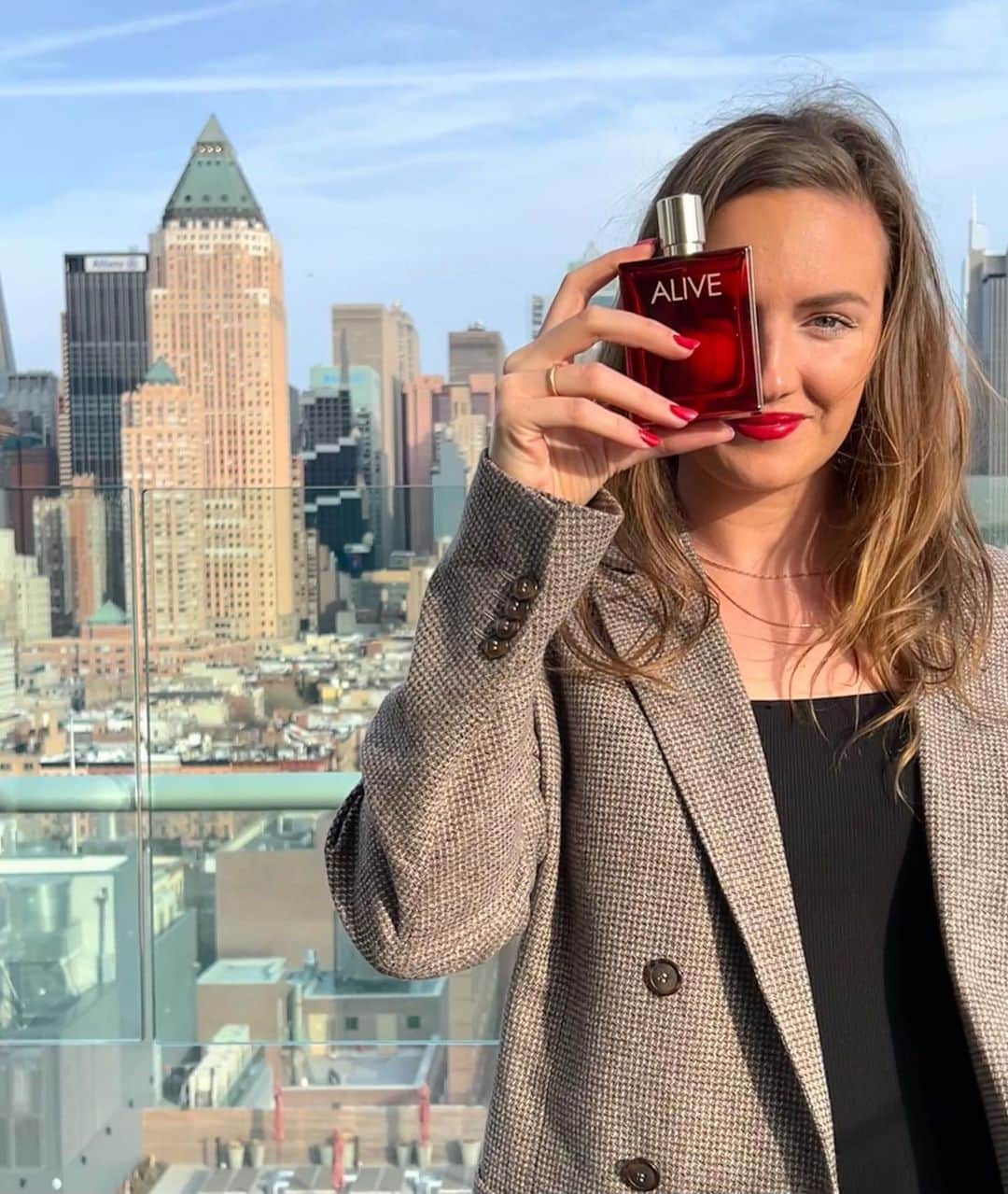のインスタグラム：「#reklám Big cities make me feel ALIVE. Az új BOSS Alive Parfum a nőiesség és az elszántság tökéletes egyensúlyát árasztja, pont ahogy én szeretem 😊 Merész borostyán-fás-virágos kompozíció, amely a jázmin, a bőr és a vetiver jegyeit ötvözi, pozitív energiát és megerősített nőiességet sugározva. @douglasmagyarorszag #BOSSAlive #newfragrance」