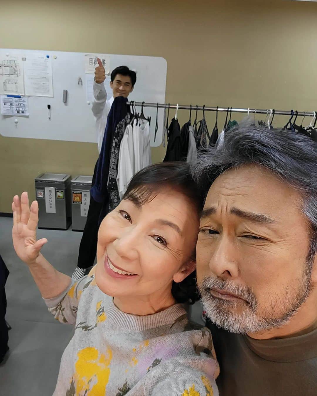 のインスタグラム：「緊張して、開演15分ぐらい前から楽屋をウロウロする父ちゃんこと太川陽介さん。 俳優太川陽介、もう見事としか言えない！って観た方から感想が届くのでした。 満員御礼、皆様の温かい拍手、本当に嬉しかった。 東京のあとも、６月21日まで地方巡業です。 仲良く頑張って参ります。 後ろで手を上げているのは長男功一役の生津徹さん。いつも母ちゃんの私を守ってくれてます。素敵なの。 21日まで、両国シアターカイにて。が、 19日夜の部以外、完売になっています。 嬉しい悲鳴。 #風を打つ #太川陽介さん。 #初日は緊張する」
