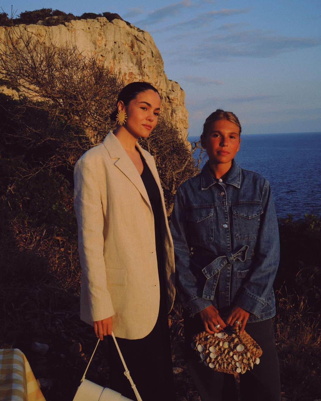 MANGOさんのインスタグラム写真 - (MANGOInstagram)「More than guests, the attendees at our last event in Menorca are family. No one better than them to represent the spirit of #MangoSummerClub and the #SIMONMILLERxMANGO collection.  Pics by @chloewallace_」5月18日 23時29分 - mango