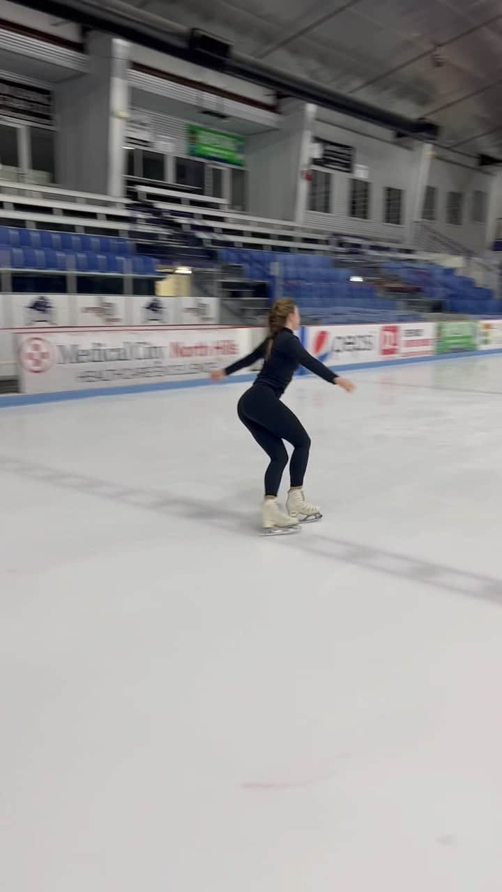 マライア・ベルのインスタグラム：「Can you guess who’s footwork this was? 😊🤔」