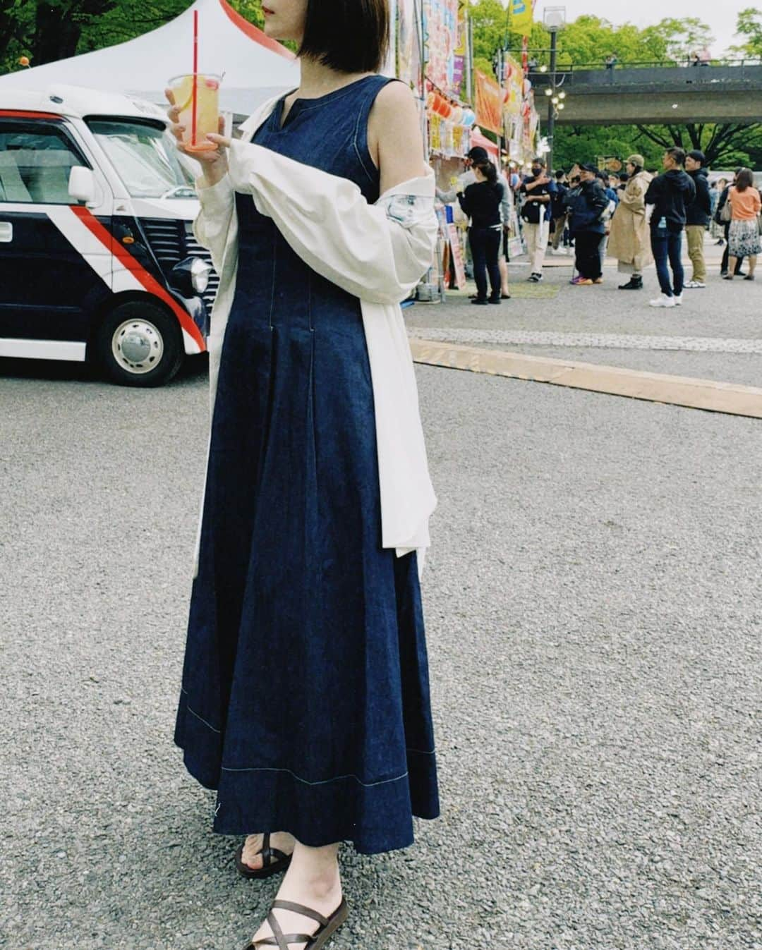 有村藍里さんのインスタグラム写真 - (有村藍里Instagram)「☔️ 梅雨が来る前に 沢山おでかけしようと代々木公園へ。 結果、夕立に遭って大変だったけど それはそれで良い思い出( ¨̮ )  @mercuryduo_com の バックシャンタイプライターワンピース(インディゴ)と、 #mercuryduo #pr #マーキュリーデュオ  @chouchoumarina_official × @rosebleue_store ルミネエスト新宿popup限定 ハンドメイドアクセサリーを 合わせてみたよ🫧  羽織っているのは @some0658 のお気に入りシャツ  【rose bleue POPUP STORE】 ルミネエスト新宿1F  5/25(木)-5/30(火)まで開催。 平日11:00-21:00／土日祝10:30-21:00までです。 5/26(金)と5/28(日)来店イベントもあります。 詳細についてはハイライトにまとめてあるので 是非チェックしてくださいね🛒」5月18日 23時33分 - arimuraairi