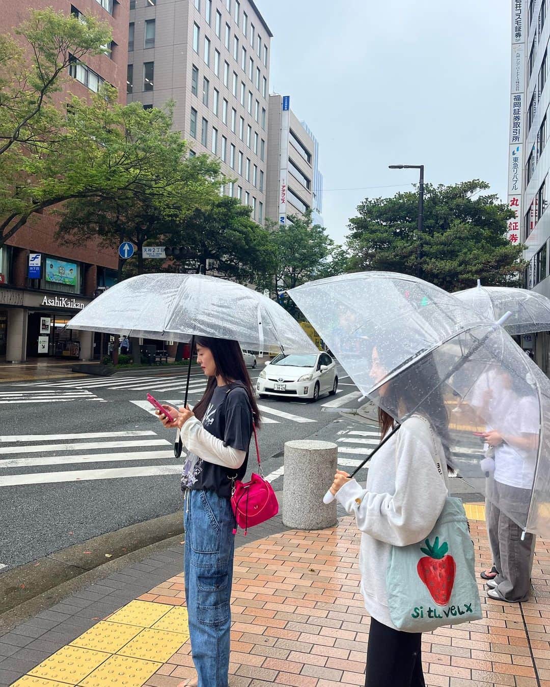 のインスタグラム：「비오는 후쿠오카 🌂」