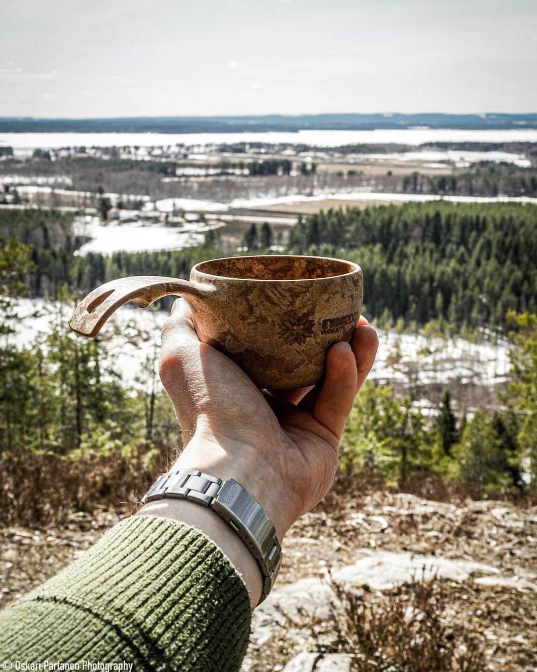 フィンランド政府観光局のインスタグラム：「アウトドアが心地良い季節がやってきました。♪屋外で飲むシンプルなコーヒーはバリスタが淹れてくれたものよりもおいしく感じるかもしれません。☕️🏞️  こんなコーヒーブレイクはフィンランドで試してみたいものの一つです。 ． 📸 @oskari.photos Kiitos! 🙏  #visitfinland #ourfinland #visitfinlandjp #finland #北欧旅行 #travelgram #フィンランド #フィンランド政府観光局 #北欧 #travel #instatravel #travel #travelgram #travelling #traveler #旅したくなるフォト #旅行 #旅 #海外旅行 #travelphotography  #旅行大好き #旅行好き #旅スタグラム #旅好き #ヨーロッパ旅行 #旅に出たい #トラベル #アウトドア #ハイキング」