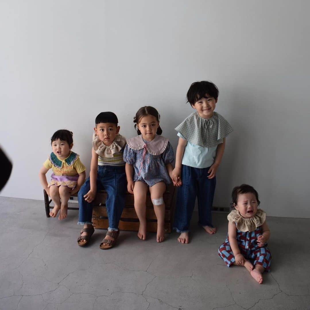北岡りえさんのインスタグラム写真 - (北岡りえInstagram)「fashion、hair とkids & baby の可愛いで溢れかえっていた空間。 個人的にもファンな @ronron_baby_mom さんの撮影に❍  タレ眉か人見知り発揮なぜんぜん🐼と、イケメンすぎて芸能人にみえてきた千ちゃん(途中ananの表紙なってた😎) @saori_emunjewelry と。  みんなもーほんと可愛すぎて母達眼福と、頑張っていた皆んなへ拍手を👏🏻  素敵なワンシーンに携わらせていただきありがとうございました🥹✨ @toki_pilates_shino  @pupup.u_u  @shh_____4   ✂︎ @screenkaori /  @screen_touko / @screen_yukino   📸 @misaki_tsujita   #photography  #1y2m  #kidsclothes」5月18日 23時34分 - rie_kitaoka