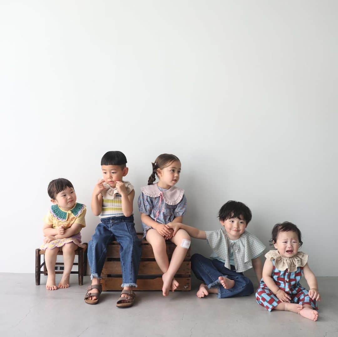 北岡りえさんのインスタグラム写真 - (北岡りえInstagram)「fashion、hair とkids & baby の可愛いで溢れかえっていた空間。 個人的にもファンな @ronron_baby_mom さんの撮影に❍  タレ眉か人見知り発揮なぜんぜん🐼と、イケメンすぎて芸能人にみえてきた千ちゃん(途中ananの表紙なってた😎) @saori_emunjewelry と。  みんなもーほんと可愛すぎて母達眼福と、頑張っていた皆んなへ拍手を👏🏻  素敵なワンシーンに携わらせていただきありがとうございました🥹✨ @toki_pilates_shino  @pupup.u_u  @shh_____4   ✂︎ @screenkaori /  @screen_touko / @screen_yukino   📸 @misaki_tsujita   #photography  #1y2m  #kidsclothes」5月18日 23時34分 - rie_kitaoka