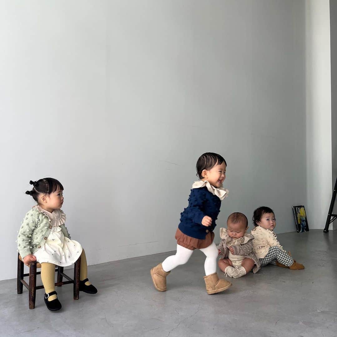 北岡りえさんのインスタグラム写真 - (北岡りえInstagram)「fashion、hair とkids & baby の可愛いで溢れかえっていた空間。 個人的にもファンな @ronron_baby_mom さんの撮影に❍  タレ眉か人見知り発揮なぜんぜん🐼と、イケメンすぎて芸能人にみえてきた千ちゃん(途中ananの表紙なってた😎) @saori_emunjewelry と。  みんなもーほんと可愛すぎて母達眼福と、頑張っていた皆んなへ拍手を👏🏻  素敵なワンシーンに携わらせていただきありがとうございました🥹✨ @toki_pilates_shino  @pupup.u_u  @shh_____4   ✂︎ @screenkaori /  @screen_touko / @screen_yukino   📸 @misaki_tsujita   #photography  #1y2m  #kidsclothes」5月18日 23時34分 - rie_kitaoka