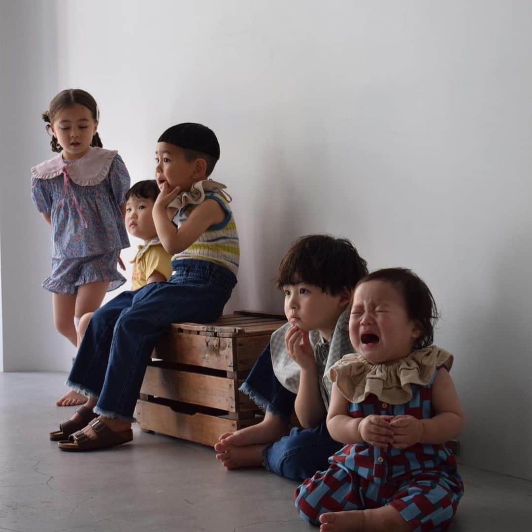 北岡りえさんのインスタグラム写真 - (北岡りえInstagram)「fashion、hair とkids & baby の可愛いで溢れかえっていた空間。 個人的にもファンな @ronron_baby_mom さんの撮影に❍  タレ眉か人見知り発揮なぜんぜん🐼と、イケメンすぎて芸能人にみえてきた千ちゃん(途中ananの表紙なってた😎) @saori_emunjewelry と。  みんなもーほんと可愛すぎて母達眼福と、頑張っていた皆んなへ拍手を👏🏻  素敵なワンシーンに携わらせていただきありがとうございました🥹✨ @toki_pilates_shino  @pupup.u_u  @shh_____4   ✂︎ @screenkaori /  @screen_touko / @screen_yukino   📸 @misaki_tsujita   #photography  #1y2m  #kidsclothes」5月18日 23時34分 - rie_kitaoka