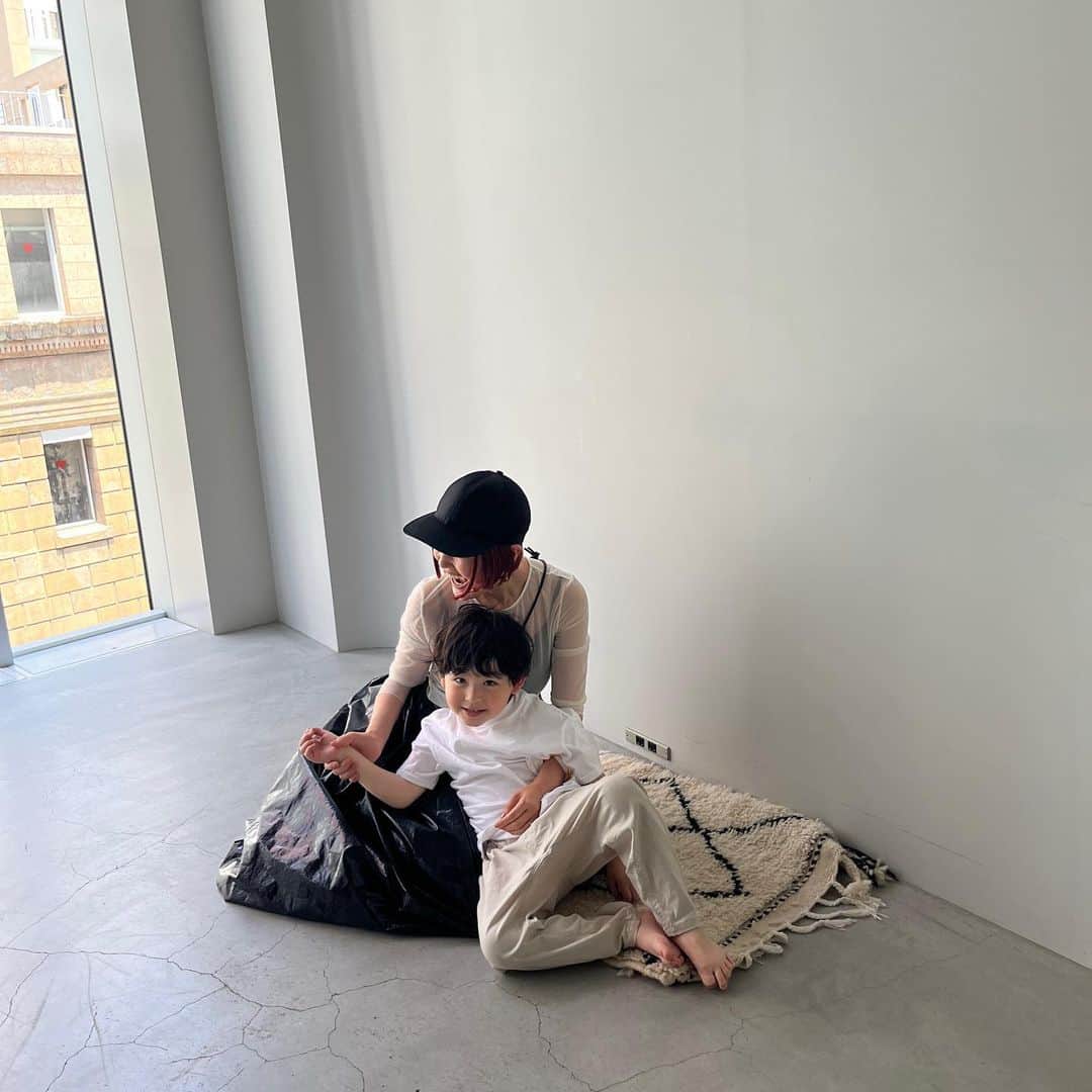 北岡りえさんのインスタグラム写真 - (北岡りえInstagram)「fashion、hair とkids & baby の可愛いで溢れかえっていた空間。 個人的にもファンな @ronron_baby_mom さんの撮影に❍  タレ眉か人見知り発揮なぜんぜん🐼と、イケメンすぎて芸能人にみえてきた千ちゃん(途中ananの表紙なってた😎) @saori_emunjewelry と。  みんなもーほんと可愛すぎて母達眼福と、頑張っていた皆んなへ拍手を👏🏻  素敵なワンシーンに携わらせていただきありがとうございました🥹✨ @toki_pilates_shino  @pupup.u_u  @shh_____4   ✂︎ @screenkaori /  @screen_touko / @screen_yukino   📸 @misaki_tsujita   #photography  #1y2m  #kidsclothes」5月18日 23時34分 - rie_kitaoka