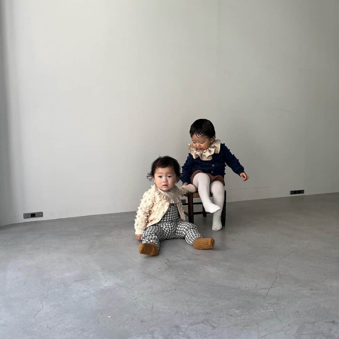 北岡りえさんのインスタグラム写真 - (北岡りえInstagram)「fashion、hair とkids & baby の可愛いで溢れかえっていた空間。 個人的にもファンな @ronron_baby_mom さんの撮影に❍  タレ眉か人見知り発揮なぜんぜん🐼と、イケメンすぎて芸能人にみえてきた千ちゃん(途中ananの表紙なってた😎) @saori_emunjewelry と。  みんなもーほんと可愛すぎて母達眼福と、頑張っていた皆んなへ拍手を👏🏻  素敵なワンシーンに携わらせていただきありがとうございました🥹✨ @toki_pilates_shino  @pupup.u_u  @shh_____4   ✂︎ @screenkaori /  @screen_touko / @screen_yukino   📸 @misaki_tsujita   #photography  #1y2m  #kidsclothes」5月18日 23時34分 - rie_kitaoka