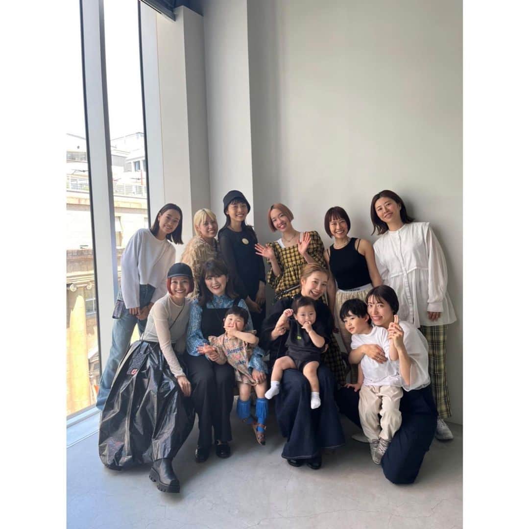 北岡りえさんのインスタグラム写真 - (北岡りえInstagram)「fashion、hair とkids & baby の可愛いで溢れかえっていた空間。 個人的にもファンな @ronron_baby_mom さんの撮影に❍  タレ眉か人見知り発揮なぜんぜん🐼と、イケメンすぎて芸能人にみえてきた千ちゃん(途中ananの表紙なってた😎) @saori_emunjewelry と。  みんなもーほんと可愛すぎて母達眼福と、頑張っていた皆んなへ拍手を👏🏻  素敵なワンシーンに携わらせていただきありがとうございました🥹✨ @toki_pilates_shino  @pupup.u_u  @shh_____4   ✂︎ @screenkaori /  @screen_touko / @screen_yukino   📸 @misaki_tsujita   #photography  #1y2m  #kidsclothes」5月18日 23時34分 - rie_kitaoka