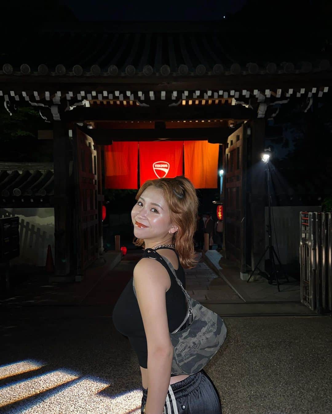 ヒロタナギサのインスタグラム：「_  京都の東福寺に ドゥカティのバイクが展示されてて 非現実的な空間だった🛵  @ducati  @ducatijapan  #DucatiBrandNight #ドゥカティ #京都 #pr」