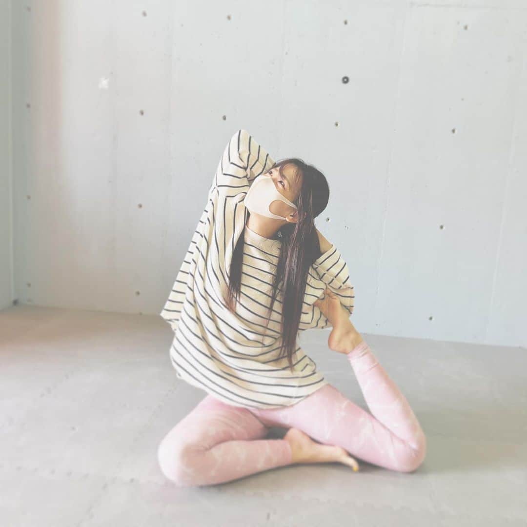 岡野綾夏のインスタグラム：「なんのポーズでしょう？  正解は ハトのポーズでした🐦  #ヨガ #ハト」