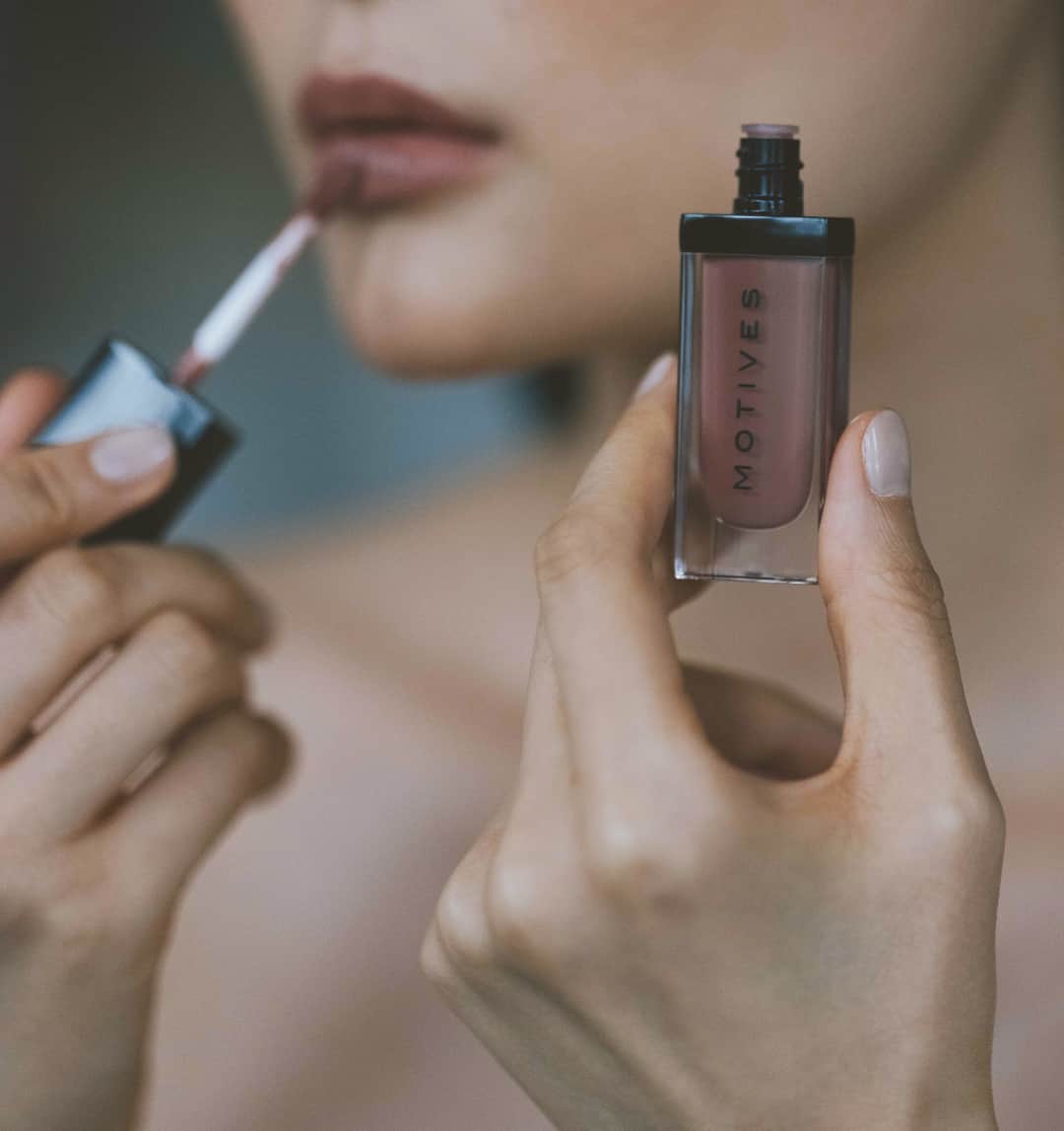 Motives Cosmeticsのインスタグラム：「Swipe on the richly pigmented Liquid Lipstick for a long-lasting, cushiony feel that won't budge. 😘💄」