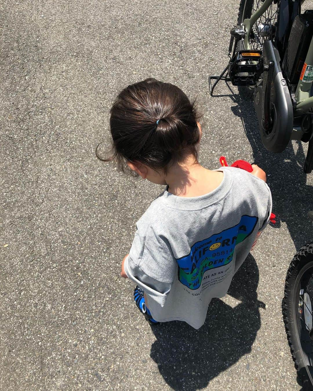 MIYUさんのインスタグラム写真 - (MIYUInstagram)「⁡ ⁡ ⁡ オーバーサイズTシャツ インしてもそのままでもかわい! ⁡ 最後は鏡に映る姿を見た時の娘です (幸せそうでなにより🙂) ⁡ ⁡ ⁡」5月18日 23時41分 - _moon.me_u