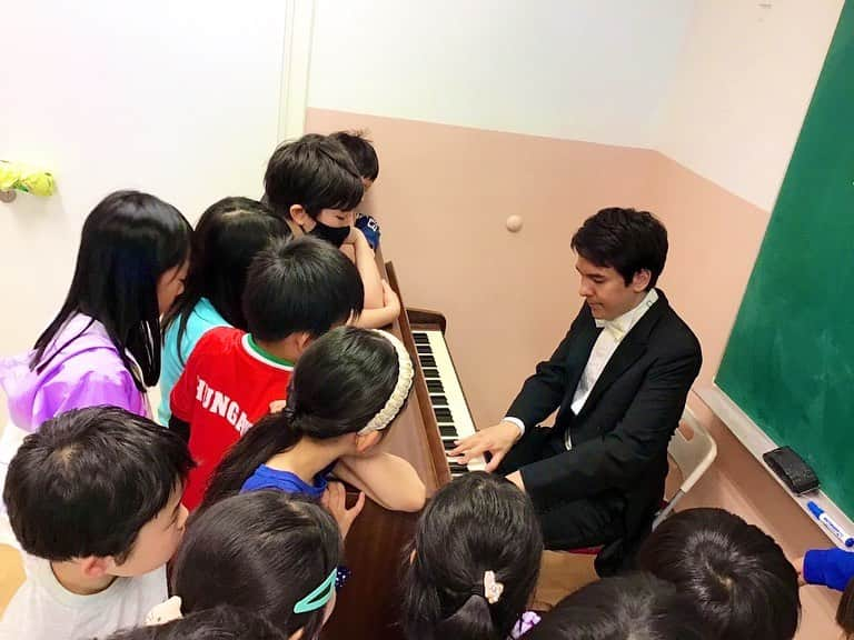 金子三勇士のインスタグラム：「Some photos from my outreach visit at the Japanese School in Budapest. Was so nice to be there! 🇯🇵🇭🇺 #japaneseschool  #Budapest #Hungary #outreach #piano #concert #Pianist #MiyujiKaneko #ontour #SteinwayArtist #日本人学校 #ブダペスト日本人学校 #ハンガリー #ブダペスト #アウトリーチ #コンサート #ピアノ #ピアニスト #金子三勇士」