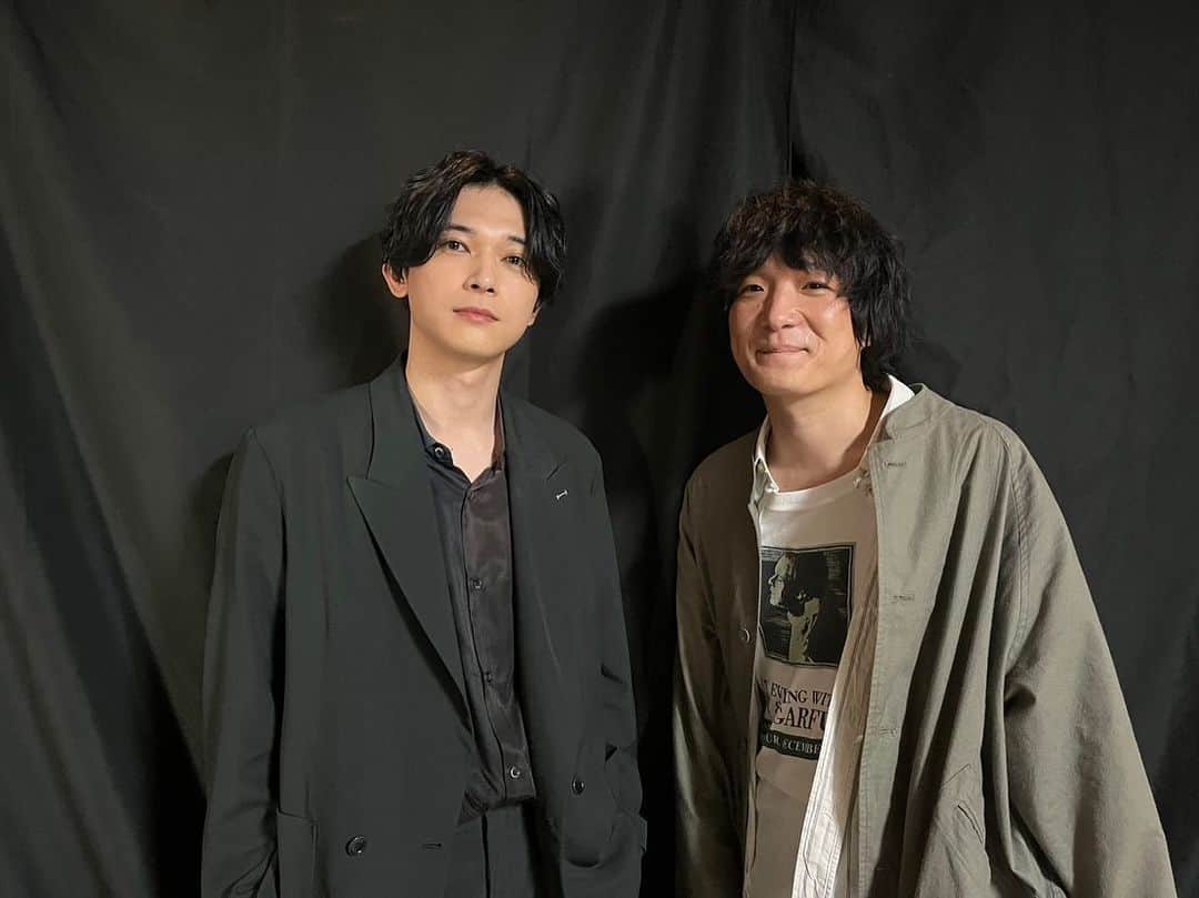 石崎ひゅーいのインスタグラム：「ワスレガタキのMVお待たせしました。僕がデビューまもない9年前に、亮くんが出演していたドラマの主題歌を担当させてもらったのが最初の出会いでした。普段は、ほんとに自然体で実はすごく素朴な亮くんなのに、めちゃくちゃカッコつけてもらっちゃいました。かっこいいなー。いいなー。#DrSTONE #ワスレガタキ #吉沢亮」