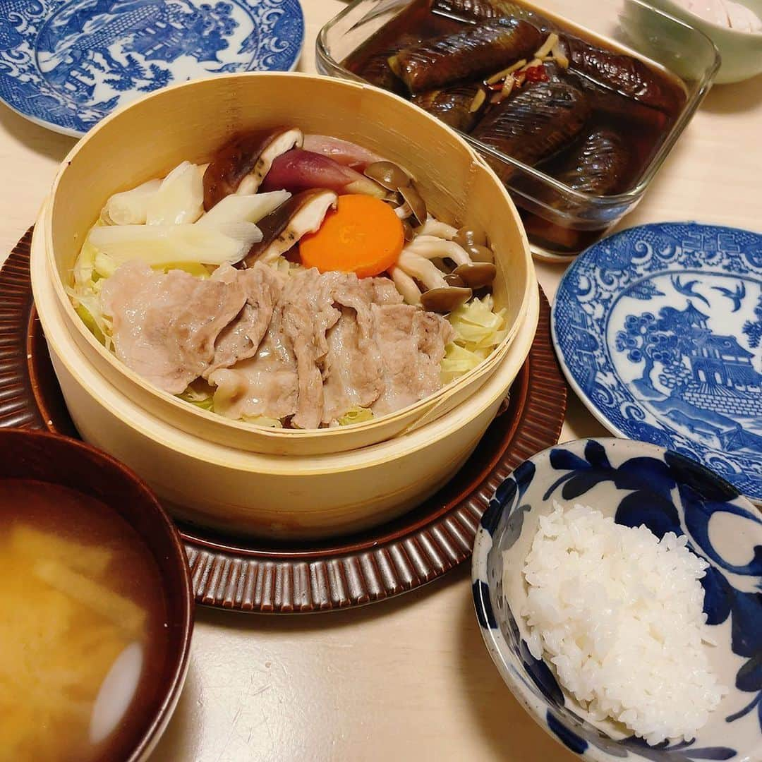 白木夏子さんのインスタグラム写真 - (白木夏子Instagram)「先日、料理上手な友人宅でご飯をご馳走になり…その時に蒸籠で飲茶を作ってくれて感動して、我が家にもせいろ導入。直径18cm、高さ7cmまでならホットクックに2段入る&このまま食卓に出せるのが嬉しい。鍋の上に乗せても数分で仕上がるので、実は手軽で後片付けも拭くだけでOK。憧れつつも手入れが難しいという思い込みがあったけど実はとても楽ちんだった。 今日はキャベツの上に豚肉をのせた。野菜がめちゃくちゃ美味しくなる。タレは胡麻だれでいただきました🙏  #せいろ蒸し #ホットクックレシピ #蒸籠 #蒸籠のある暮らし」5月18日 23時45分 - natsukoshiraki