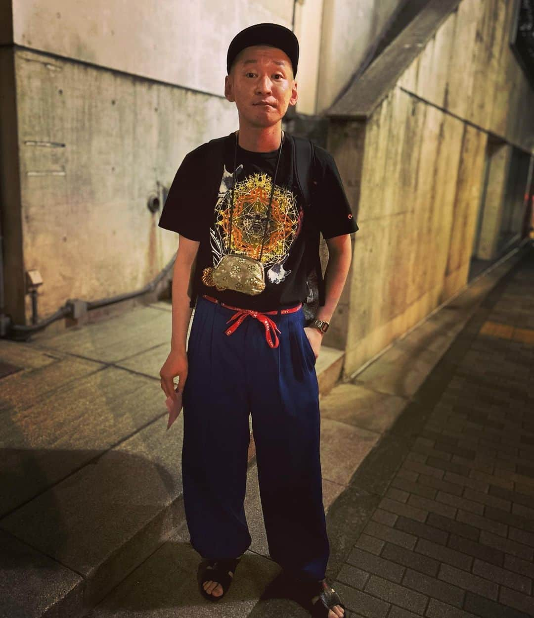 市川刺身さんのインスタグラム写真 - (市川刺身Instagram)「今日の服装。 朝イチ仕事から空きあってAbemaのミッドナイト競輪に出させて頂く。  今日も暑い日差しでTシャツ日和。 先日ハラノムシで購入したシルクスクリーンがバチバチにキマってるTシャツが初登場で気分上がる。 高円寺の古着屋で購入した青パンツはこっからも大活躍の予感。 腰を最高円寺の靴紐ベルトで縛ってJAのデニム帽子に黒の便所サンダル金のがま口mont-bellのメッシュリュック。  仕事合間に途中でやめるさんの直売に行って山下さんと初めてお会いできて嬉しかったです。 イカした半袖ほシャツを購入したので着れる気候が来るのが楽しみです。 Abemaの番組終わり帰りのタクシーに乗り込む前に現場に来てくれたマネージャーの池本君が撮ってくれました。 こんな遅い時間でも現場に来てくれて本当に良い男であります。 これからもよろしく。 池本君ありがとう。  #今日着た服 #ファッション #古着 #ハラノムシ #最高円寺 #途中でやめる #高円寺 #腹減りすぎ #疲れまくり #頑張れ」5月18日 23時50分 - soitsudoitsu