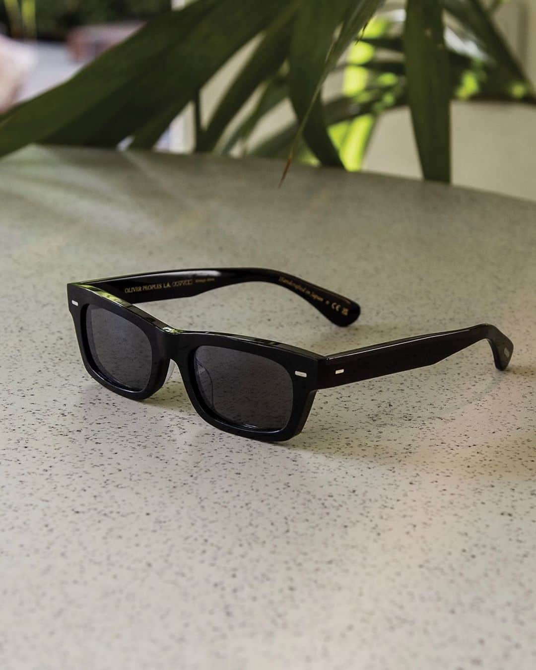 オリバーピープルズのインスタグラム：「Japanese craftsmanship meets contemporary design in Davri. A fashionably shallow sunglass is accentuated by a sharp acetate cut. Head to our stories to discover the striking style.」