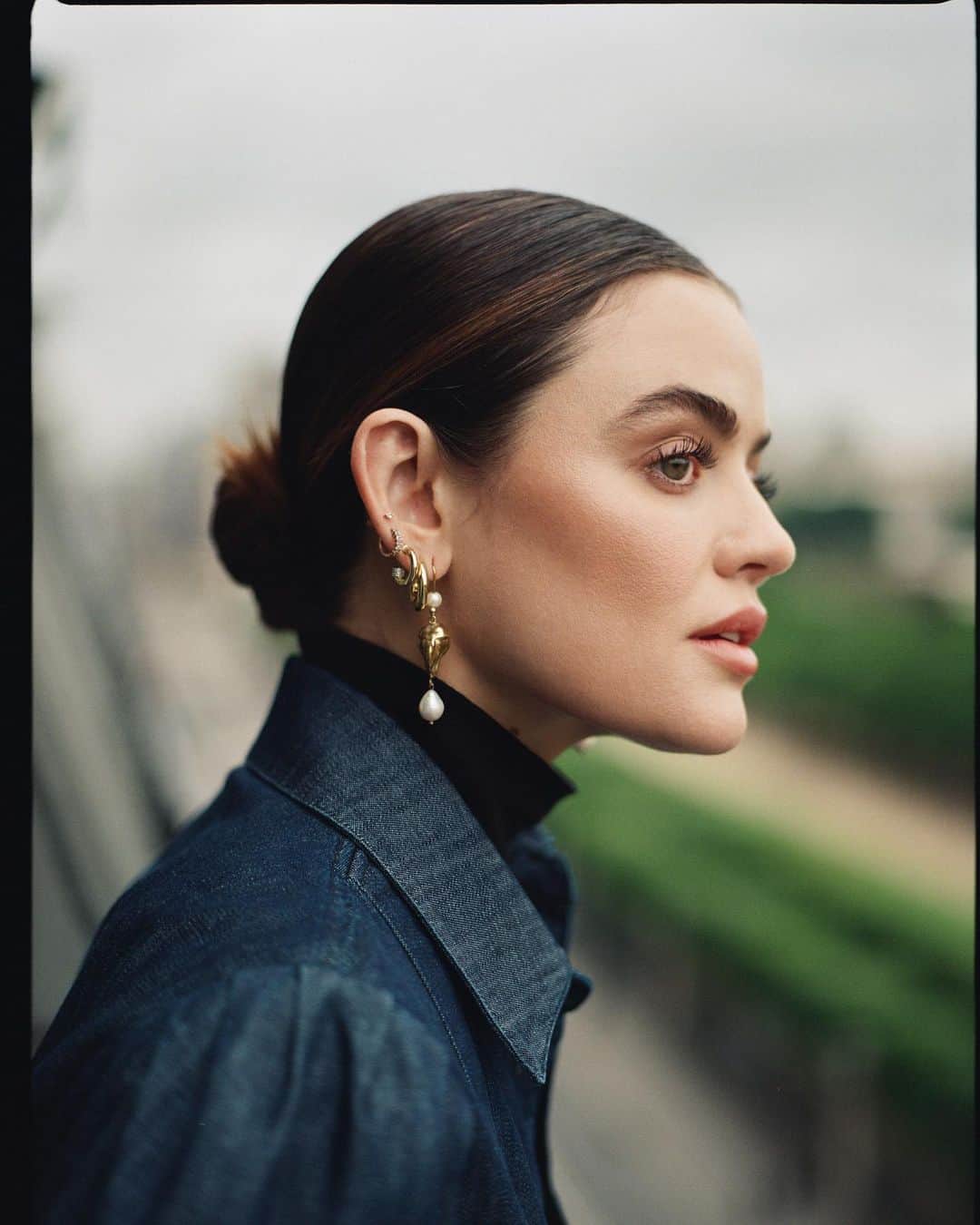 ルーシー・ヘイルのインスタグラム：「i am sorry to my earlobes」