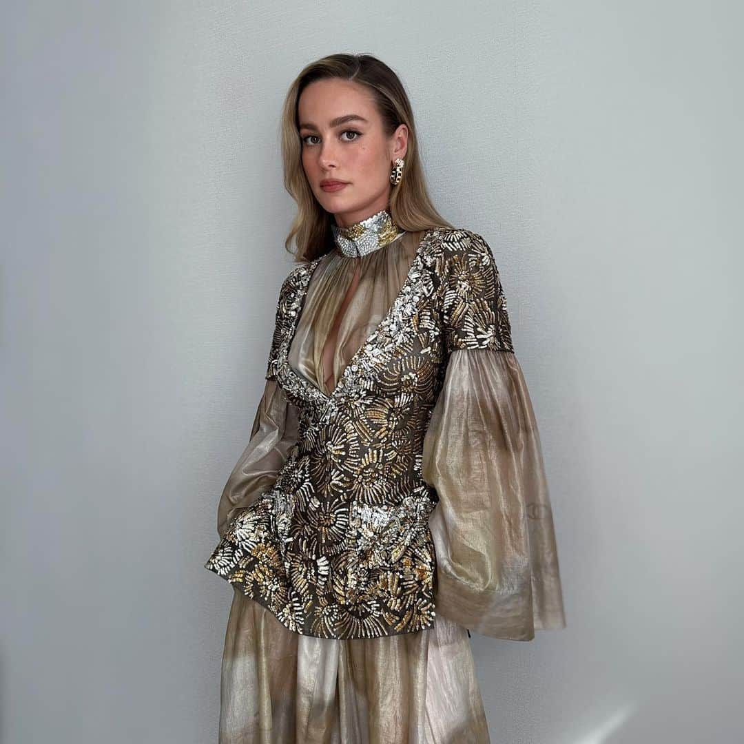 DECORTÉさんのインスタグラム写真 - (DECORTÉInstagram)「“We were inspired by Cannes and the gold Chanel dress @brielarson planned on wearing to the opening ceremony. I envisioned sun-kissed skin. I wanted the skin to be glowing from the inside out for an effortless, easy moment.” — @ninapark  Beauty Breakdown: COMPLEXION Zen Wear Multi-Proof Foundation in N43 Loose Powder in lucent beige  CHEEKS Cream Blush in OR250 Dip in Glow Cream Highlighter in moon light beige  EYES Eye Glow Gem in gold glint, almond and cinnamon café Lasting Gel Eyeliner in black Luxscara Long  EYEBROWS Eyebrow Pencil in BR302 Brow Styling Cream in light brown  LIPS ROUGE DECORTÉ LIQUID Dewy Rouge in for luck」5月18日 23時55分 - decortebeauty