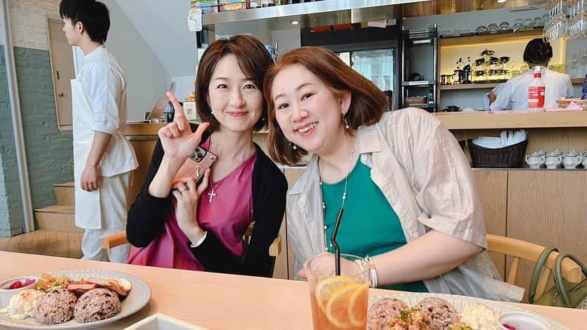 嶺恵斗さんのインスタグラム写真 - (嶺恵斗Instagram)「再会♡ ⁡ 星組時代に お世話になりまくった 上級生の皆様♡ ⁡ ぶっきらぼうで 生意気だった下級生の私を ずーっと面倒見て下さって もう感謝しかありません🙇‍♀️ ⁡ 今回も連絡から予約まで 上級生の方にしていただくという相変わらずな私💦 しかも私の大好きなハワイのお店❤️ ⁡会った瞬間にあの頃に戻って何時間喋りまくっても まだ足りないっ(≧∀≦) ⁡ 書き出すと止まらないので またブログに書きます笑 ⁡ 幸せすぎる時間でした MAHALO ⁡ #宝塚og #星組  #78期#79期#82期 #懐かしい #ランチ会  #楽しすぎた  #ご縁に感謝  #ザアイランド銀座  #ハワイ好き  #セーラーズスタジオ  #love #hawaii #theisland  #lunch #ginza」5月18日 23時56分 - etsuko__7