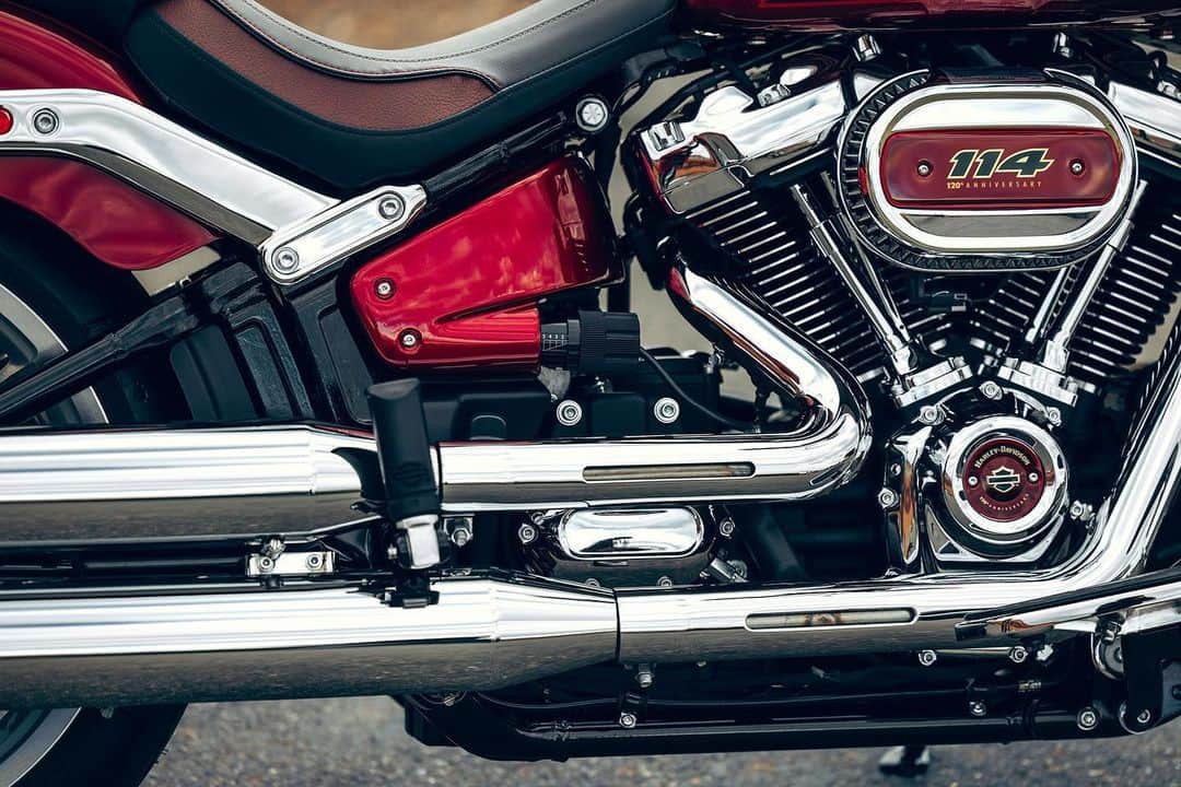 Harley-Davidsonさんのインスタグラム写真 - (Harley-DavidsonInstagram)「The classic cruiser gets a celebratory makeover.​  Get a closer look at the 2023 Fat Boy 114 Anniversary Edition at link in bio.​  #HarleyDavidson #FatBoy #HD120」5月18日 23時59分 - harleydavidson