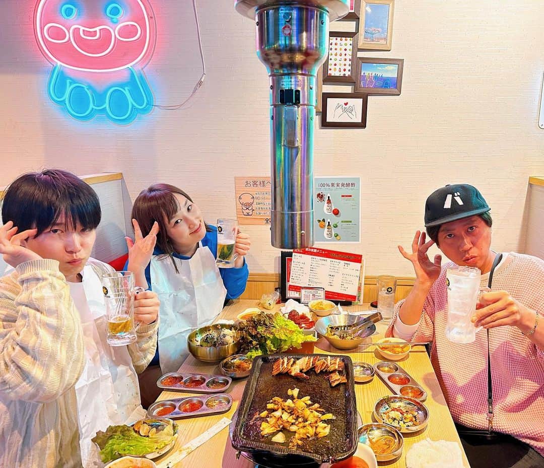 のインスタグラム：「久しぶりの3人ー！ ヤジマリー。さんにサムギョプサルごちそうになりましたー！もちろんおかわりはしました。店員さん待ってましたかの様にすぐ出してくれたね。読まれてたね。ながちからは折り畳み傘をもらいましたー！帰って玄関で一旦さしてみました！母に見られていました。食べて、さして、嬉しい夜でした#油断すると指伸びちゃう #集中しろ私」