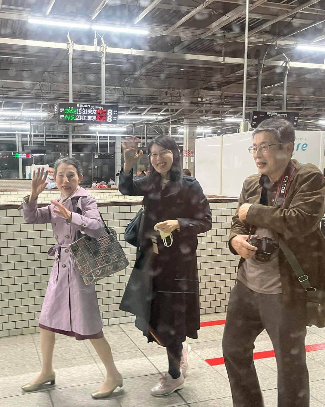 澤真希（小澤真貴子）さんのインスタグラム写真 - (澤真希（小澤真貴子）Instagram)「地元から東京へ帰る時のお見送り🚅 5月の始まり。この写真が18歳の時からいっぱいある。  #澤真希 #女優 #昭和女優 #japaneseactress  #actress #instajapanese #japanesegirl #japan #仙台　#新幹線 #shinkansen」5月19日 0時00分 - sawa.maki.official