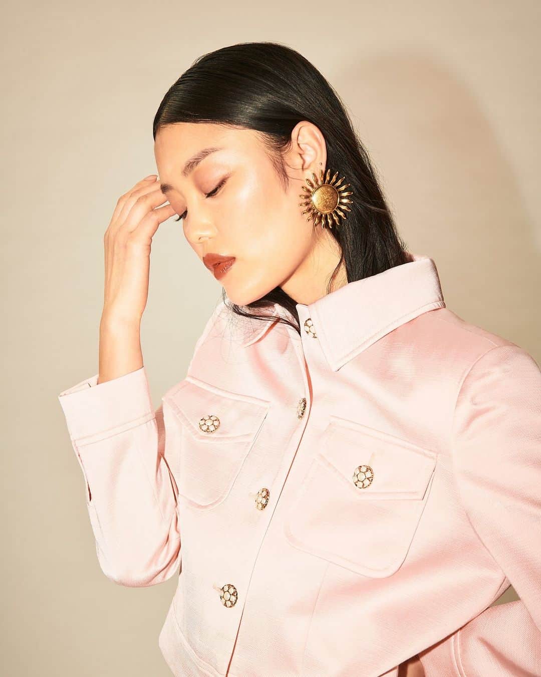 タラジャーモンのインスタグラム：「A ray of light (and pink!) is shining on our Tara Girls this season with our vestiaire La Comedia.  #tarajarmon #fashion #PE23 #newin」