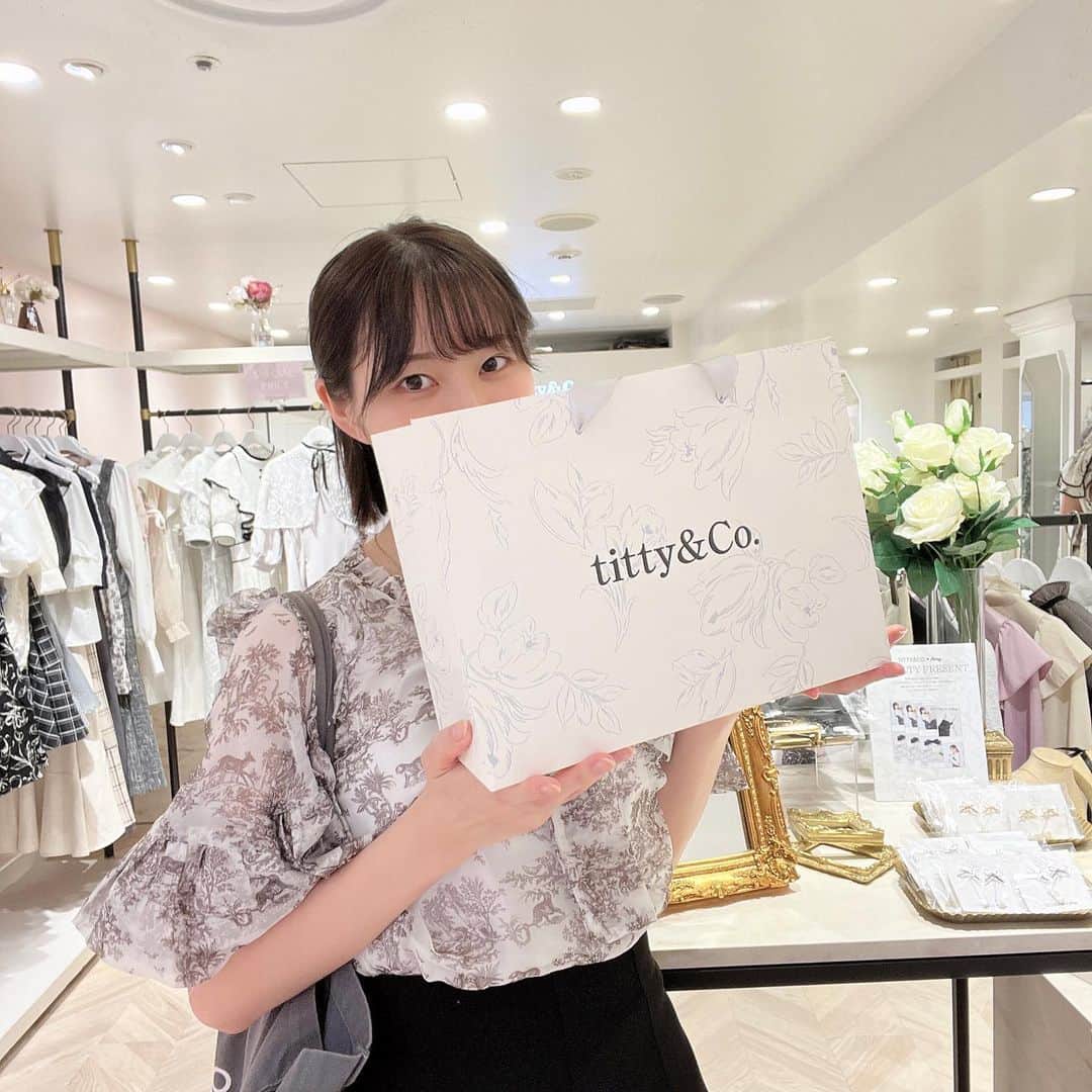 いけちゃんのインスタグラム：「TITTY&CO.×アクセサリーブランドAmyのコラボ🤍🫧  ルミネエスト新宿で新しい洋服をGET🫶🏻 この時着てるのもTITTY&CO.だし、とてもよく着ているブランド🌸  可愛くて幸せ〜！！！！！！」