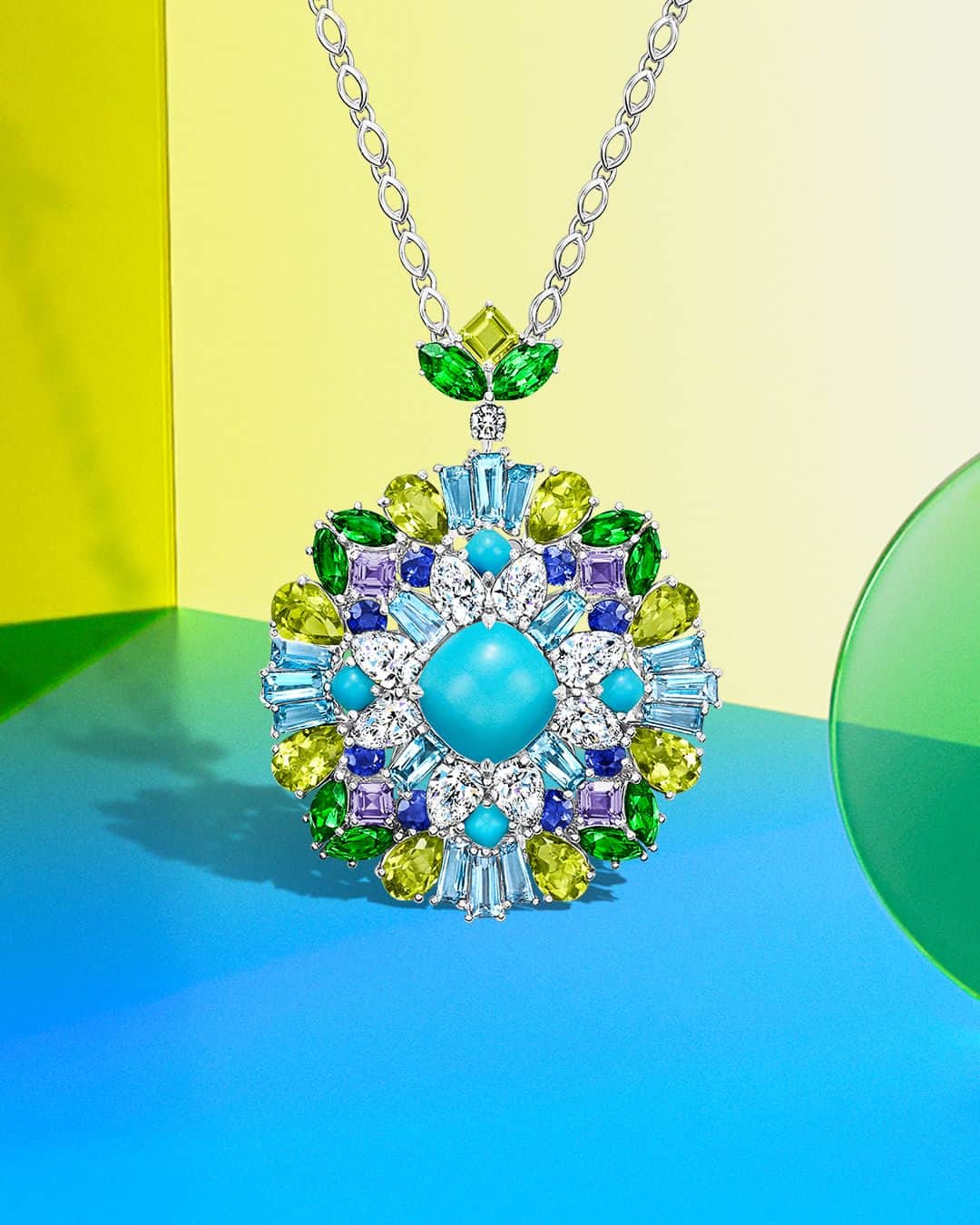 ハリー・ウィンストンのインスタグラム：「Exuberant arrangements of glowing gemstones and shimmering diamonds draw inspiration from the captivating beauty of a kaleidoscope. Gaze through this Winston Kaleidoscope Turquoise Pendant by tapping the link in bio. #HarryWinston #WinstonKaleidoscope」