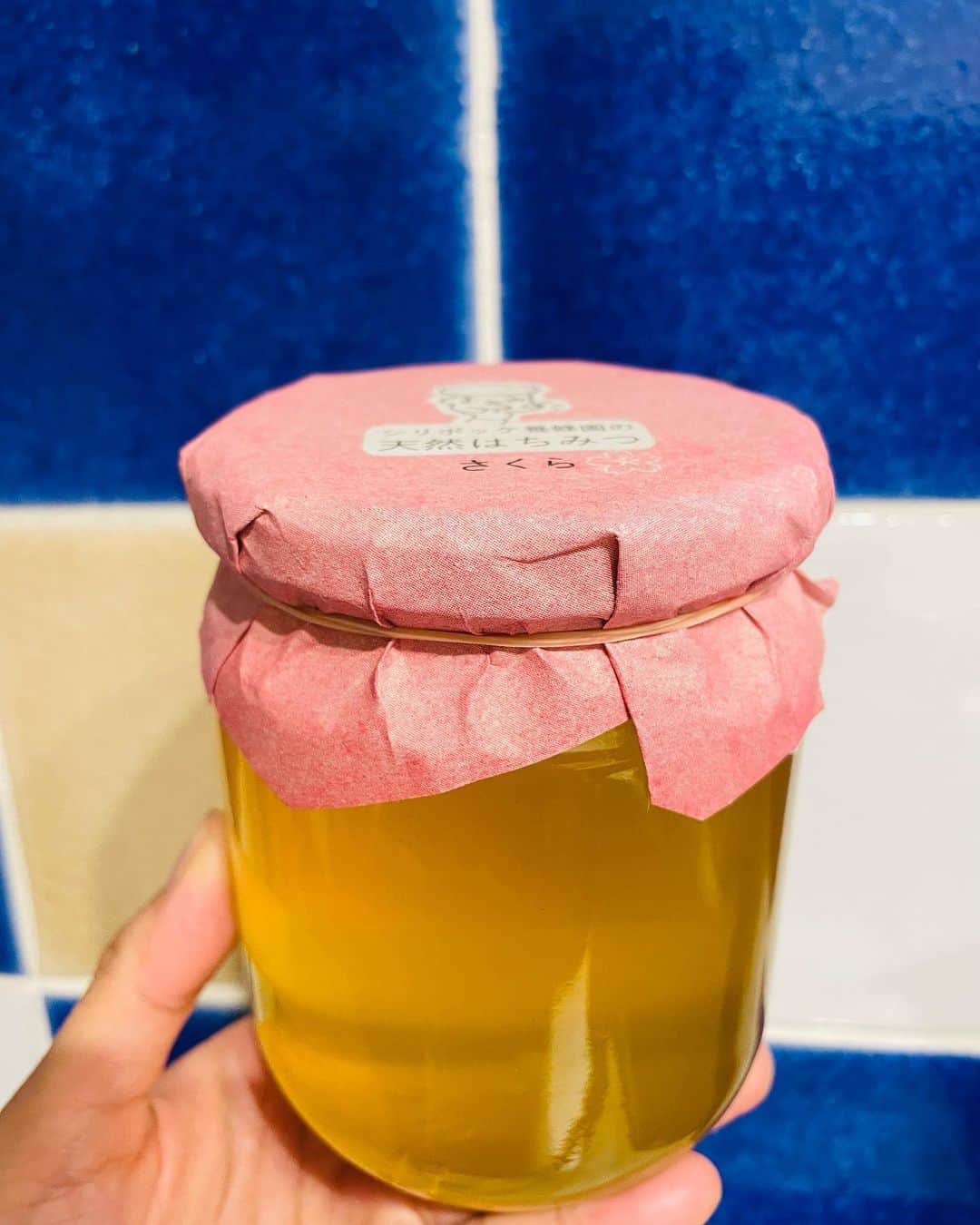 のインスタグラム：「シリポッケさん @shiripokke_yohoen が蜂蜜の販売を再開した🙌  お休み期間中、他のとこで買ってみたりしたけどなんだか物足りなくて。。🍯  春一番、さくらの蜂蜜🌸🐝  湯船にしっかり浸かる→ストレッチ→寝る前、白湯にスプーン1杯をビタミンC粉末と溶かして飲むナイトルーティン。 安眠のおまじない🌙  暑さにだいぶやられて今日はふらふら、かなりツラかった🥲 しっかり休んで、明日を良い日に。」