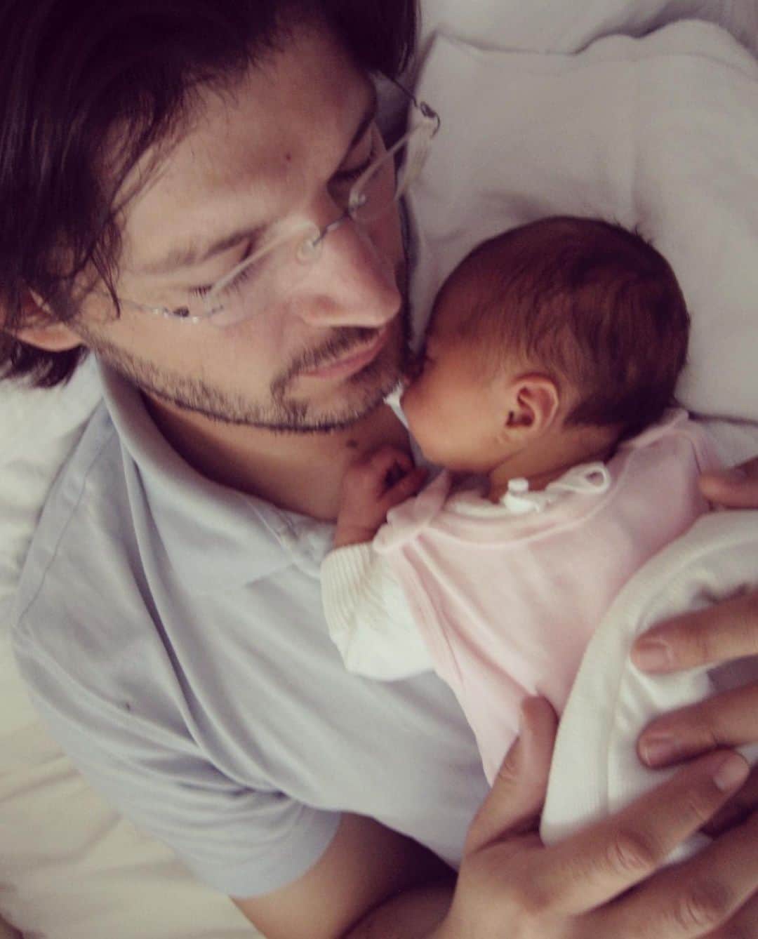 フランツィスカ・クヌッペのインスタグラム：「Wünsche allen Papa‘s einen wundervollen Vatertag ♥️💋✨…. Allen voran @chrismoesi, der beste Papa für unsere Tochter… und Prost 🍻 zu meinem Papa 🌠 #vatertag #herrentag #fathersday  #vati #papi #männertag」