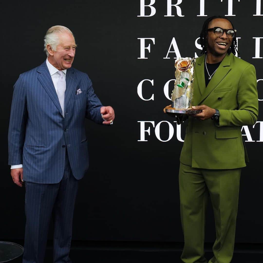 ロイヤル・ファミリーのインスタグラム：「Congratulations to @labrumlondon / @iamfods who is the recipient of The Queen Elizabeth II Award for British Design this year.   The Award was presented by His Majesty The King, who has long been involved with the British fashion industry, having launched London’s inaugural menswear fashion week in June 2012 at St James’ Palace. A champion of sustainable fashion, His Majesty has longstanding ties with the Campaign for Wool and launched the Terra Carta to place sustainability at the heart of the private sector.   @labrumlondon have been chosen for their role as a cultural innovator narrating untold stories of the diaspora merging West African values with British tailoring. A philosophy centred on creating directional and purposeful pieces, inspired to launch a new generation of design.   Established in 2014 by @iamfods, @labrumlondon has the aim to produce thought-provoking garments, with liberating, inclusive and non-conforming creations.   Learn more about the QEII Award, via the link in bio.」