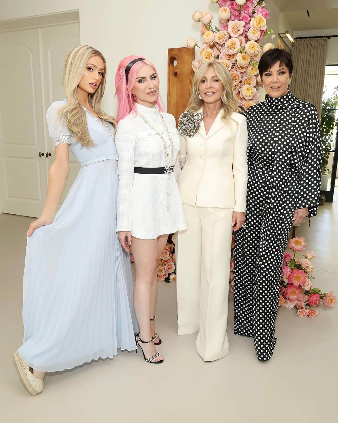 パリス・ヒルトンさんのインスタグラム写真 - (パリス・ヒルトンInstagram)「Thank you @AnastasiaSoare & @Norvina for hosting this beautiful Mother's Day brunch celebration at your gorgeous home.💕✨ Loved that you had @EllenVonUnwerth there to capture the memories. 📸 What a fun & iconic way to celebrate all of the incredible, strong women in our lives🥰😍 #HappyMothersDay  #AnastasiaBeverlyHills 💄」5月19日 0時12分 - parishilton