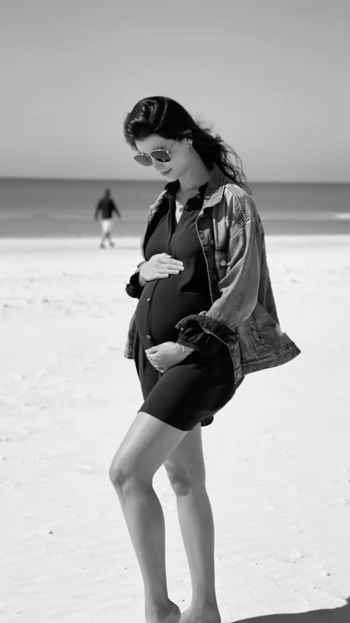 ステファニア・フェルナンデスのインスタグラム：「Mi Liam, hijo. Que rápido pasa el tiempo te cuento que me lo advirtieron y aún así intento no perderme un segundo de ti, de tu evolución y crecimiento, pero inevitablemente el tiempo se escurre entre mis dedos y ya hoy cumples 2 años mi chiquito amado ❤️  Acá esta mami siempre para ti, para apoyarte, amarte, comerte a besos, brindarte mi pecho y hombro siempre que lo necesites. Acá estaré para todo lo bueno y lo no tan bueno porque como dice una canción “No puedo decirte que vaya a ser fácil, a veces”, pero acá estaré para guiarte.   Lo eres todo. Eres mi maestro, mi pilar, mi roca, mi motivación diaria para ser mejor ser humano.   Que Dios te colme de salud siempre, que sigas iluminando nuestras vidas nene.   GRACIAS por elegirme y FELIZ CUMPLEAÑOS. Te amo con todo mi ser ❤️」