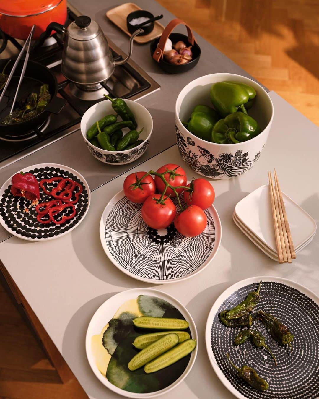 マリメッコのインスタグラム：「The only thing more wholesome than a fresh veggie haul is a fresh veggie haul on charming hand-designed dishes.     #marimekko #marimekkohome #homedecor #tableware」