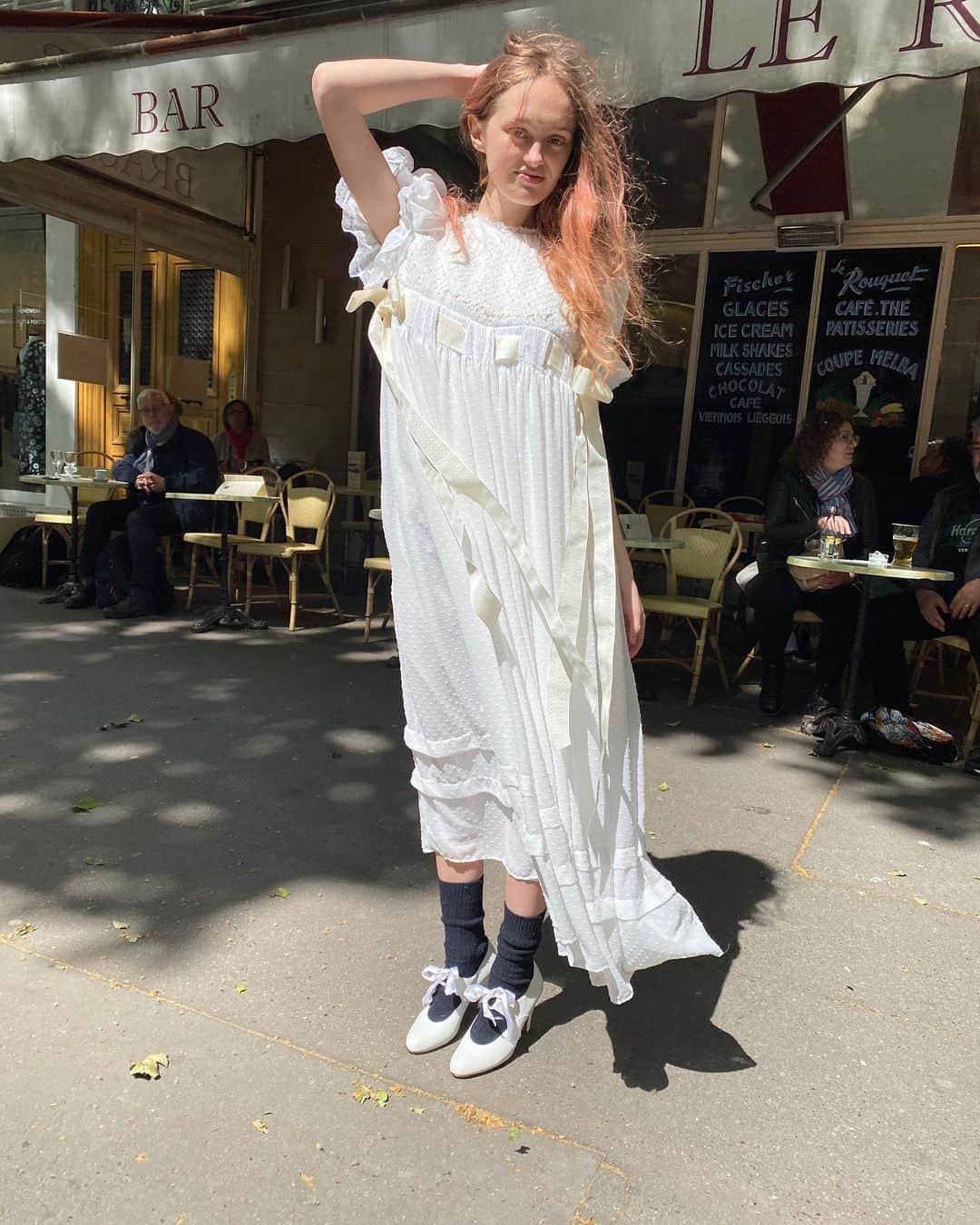 小藪奈央のインスタグラム：「. Angel @ilymieltaieb 🧚‍♂️  Love having tea n chatting with her 🫖 🤍 and meeting her mum x  大好きなLilyちゃんとお茶🫖 いつも面白くてエナジェティック。 トムボーイなところも好き。 近くでママが働いてて紹介してくれた。 @nu_uniform の新作heirloomドレスを着てくれました。 発売開始など詳細はまた nu uniformのアカウントからお知らせします。」