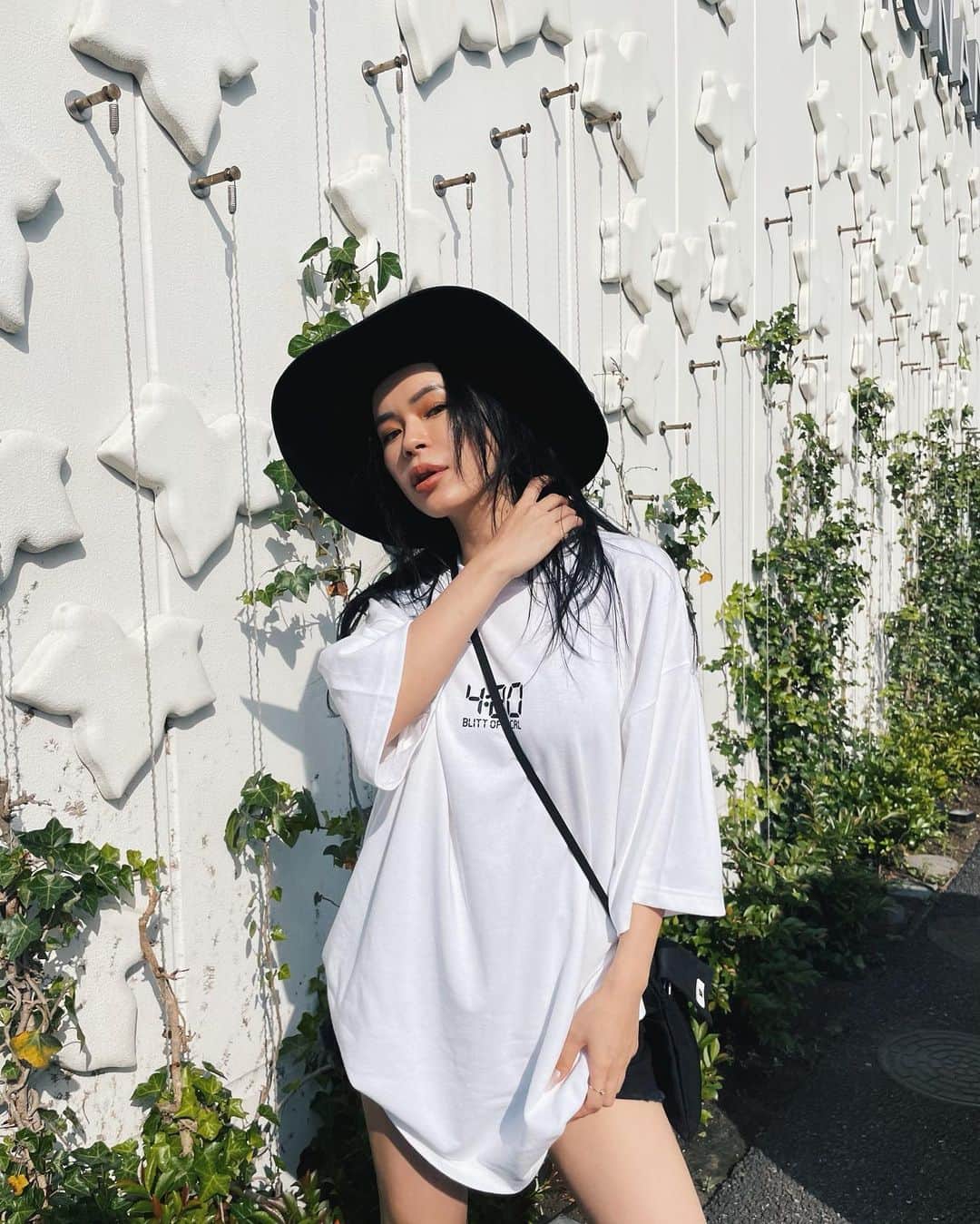 藤川ありすのインスタグラム：「BLITTから出る新作Teeが可愛いです。 生地も分厚くてしっかりしてます。 BIGシルエットなので男女問わず着れます。 女の子は @blvckd0pe さんみたいにBIGシルエットで着たら可愛い🖤🖤  #BLITT」