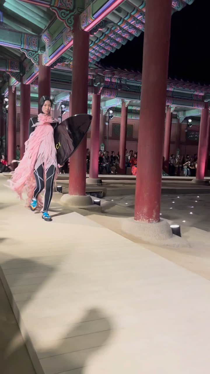 AnOther Magazineのインスタグラム：「Staged in an ancient palace in Seoul on Tuesday, @gucci’s Cruise 2024 show was a celebration of the importance of South Korea as a market for luxury and its cultural impact across the world 🌎  Designed by the in-house Gucci team, ahead of the debut of their newly enlisted creative director @sabatods, the collection welcomes hybrid fusions of multicultural style from Seoul and around the world. Horsebit buckles from early years met nods to nineties and early noughties designs, along with references to the windsurfers and skiers of the Han River, and touches of the bourgeoisie via tweed skirt suits, silk blouses and kitten heels. “It was a clash that felt quintessentially Gucci,” writes @alexanderfury. Read Fury’s review at the link in bio 📲  🎥 by @alexanderfury」